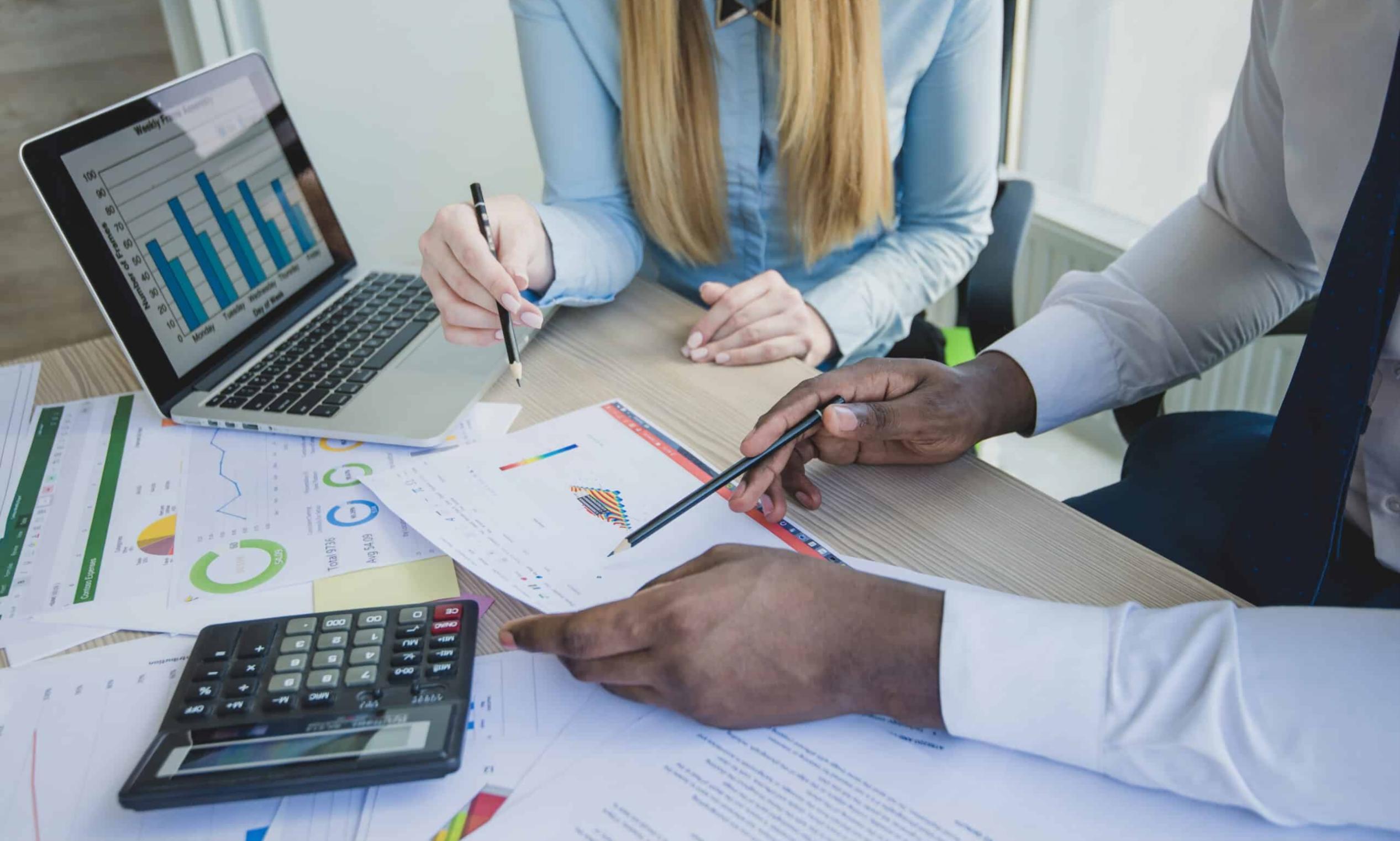 Συμμετέχοντες σε διαδικτυακή εκπαίδευση οικονομικής ανάλυσης